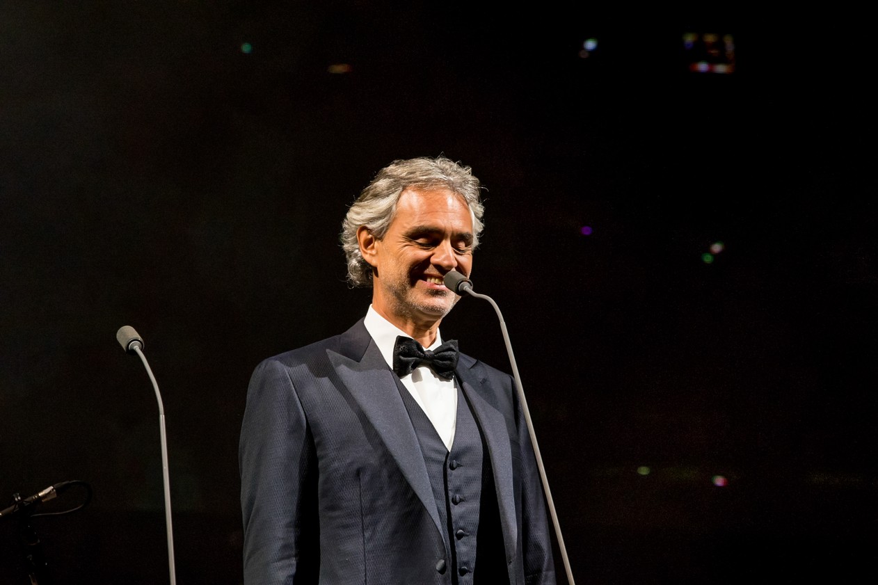 Andrea Bocelli lança filho cantor, criado a 'pão e música'.